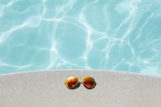 bazén a sluneční brýle