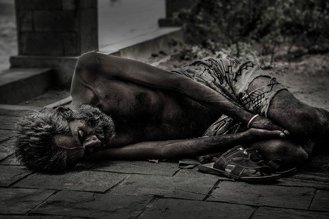 bezdomovec na zemi