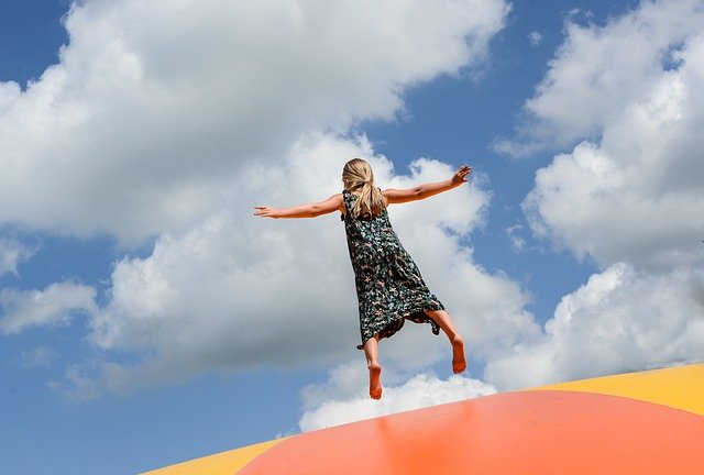 dívka skákající k obloze