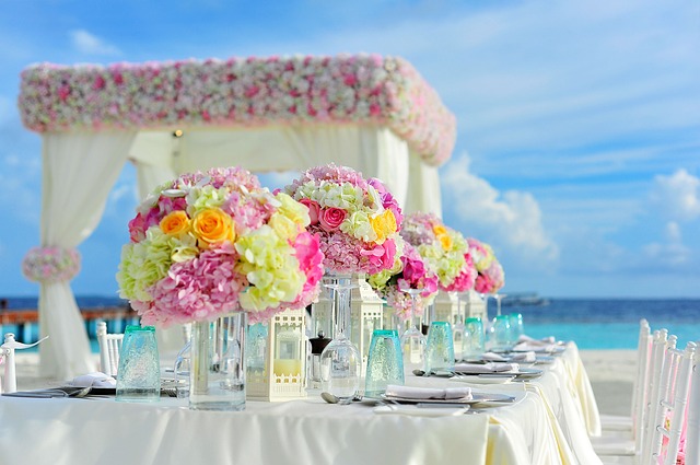 stůl pro svatební hostinu pod širým nebem