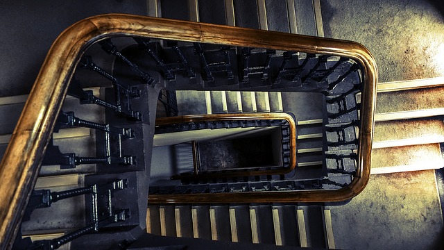staré schodiště-pohled shora