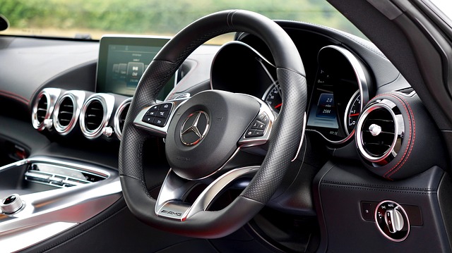 Interiér luxusnějšího vozu značky Mercedes