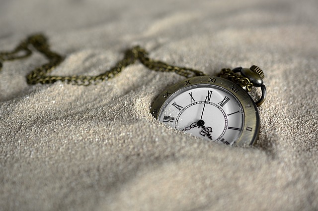 hodinky zahozené v písku