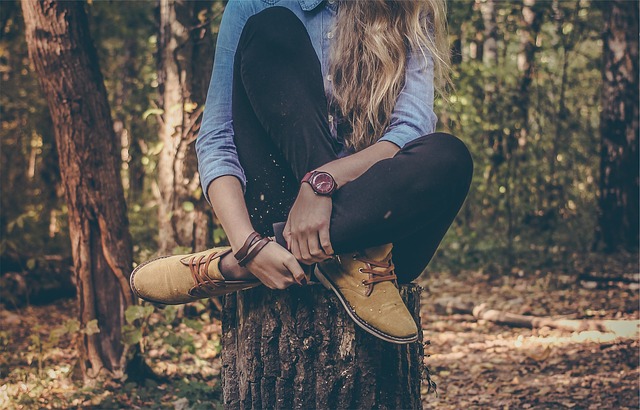 žena sedící v lese s hodinkami