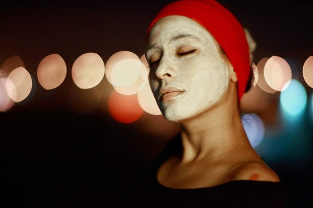 Žena s pleťovou maskou na tváři